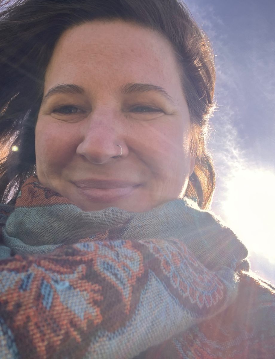 Portrait von Laura vor einem sonnigen Himmel