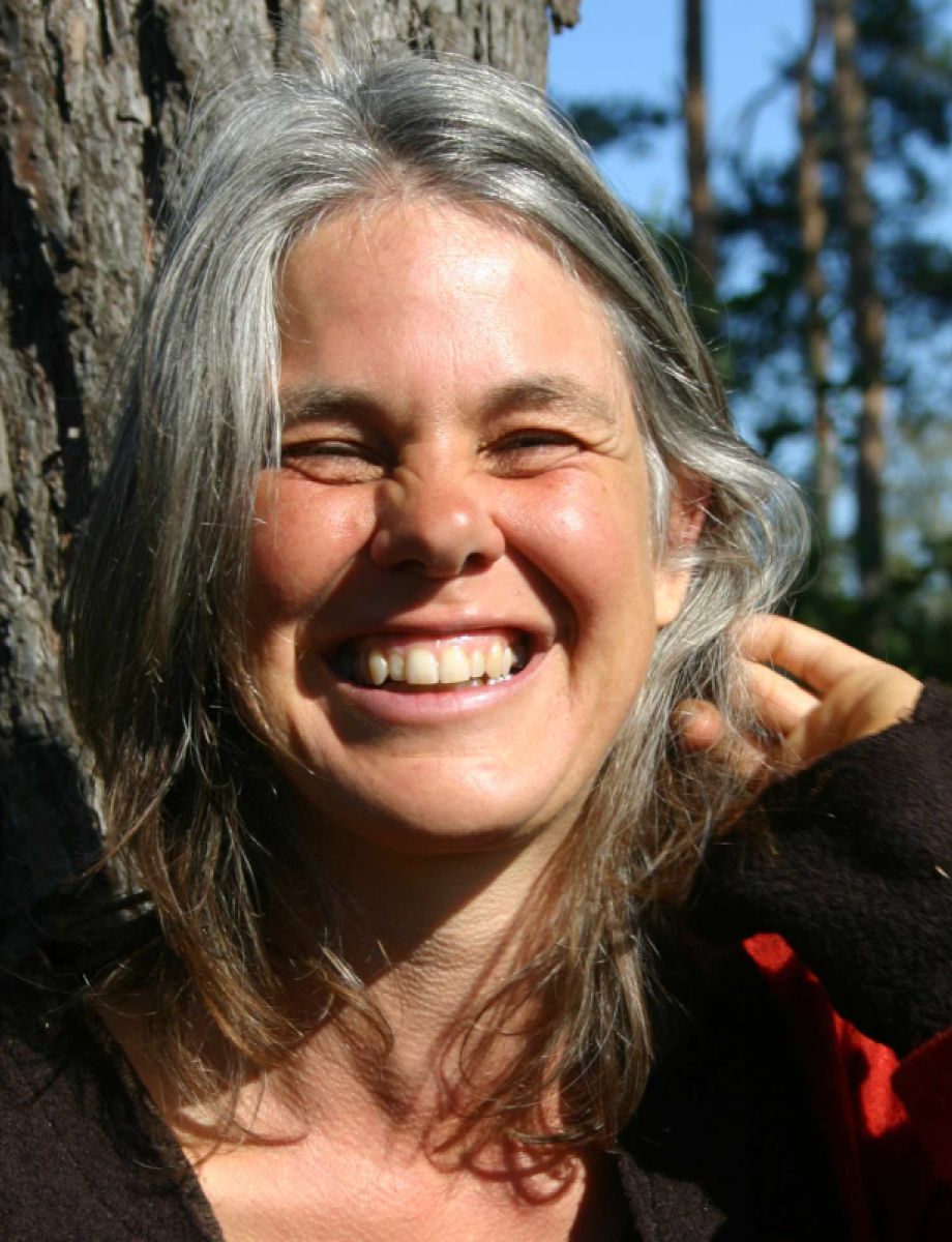 Anna Birgit Rabold steht lächelnd vor einem Baum.