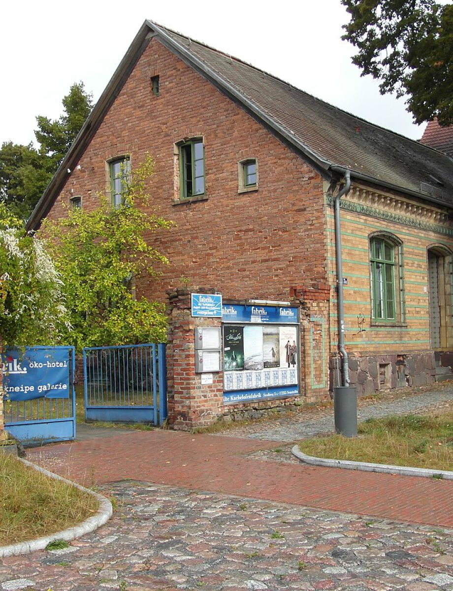 Der Eingang der Kachelofenfabrik Neustrelitz